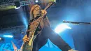 Aksi gitaris band power metal Helloween di panggung Hall Basket Senayan, Jakarta Pusat, Kamis (22/10/2015). Penampilan Helloween di Jakarta merupakan bagian dari tur Helloween My God-Given Right Tour 2015. (Liputan6.com/Faizal Fanani)