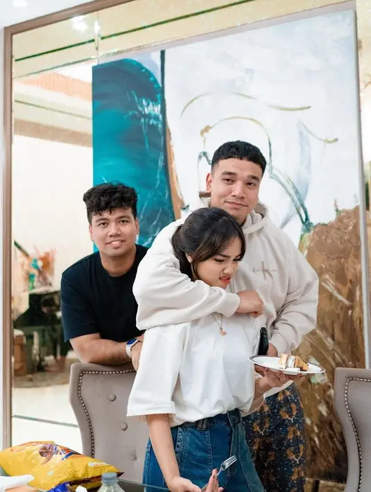 Dalam momen bahagia tersebut, Fuji mengenakan atasan putih lengan pendek dengan kalung keemasannya.  [@fuji_an]