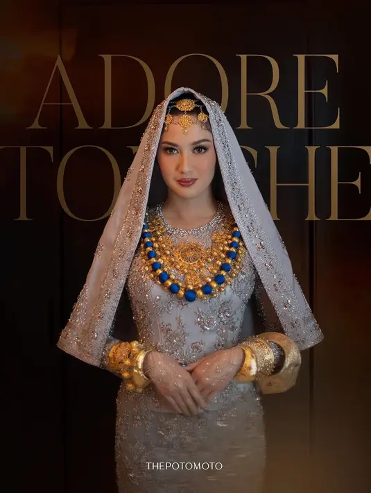 Dalam momen bersejarah ini, pasangan pengantin memilih mengenakan busana adat Minang, tepatnya Koto Gadang, yang memperkuat nuansa budaya dalam pernikahan mereka.  [@thepotomoto].