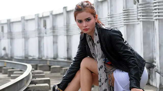 Pose Menggoda DJ Verny