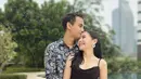 Gaya mereka bisa jadi referensi sempurna untuk pasangan yang ingin tampil serasi di acara formal seperti kondangan, tanpa harus tampil terlalu mencolok. Kuncinya? Pilih palet warna senada. [@prillylatuconsina96].