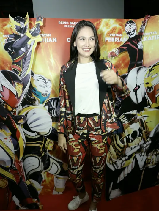 "Kalau enggak ada hubungannya sama film enggak mau jawab," ujar Luna Maya saat ditemui XXI Plaza Indonesia, Thamrin, Jakarta Pusat, Kamis (27/4/2017) seperti dilasir dari Liputan6.com. (Galih W. Satria/Bintang.com)