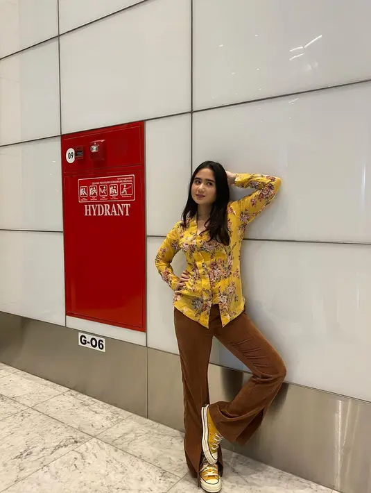 Gaya seru lainnya yang ditampilkan adalah kebaya, celana corduroy dan juga sneakers. Tampilan ini juga sangat bisa diandalkan untuk tampil edgy sehari-hari.