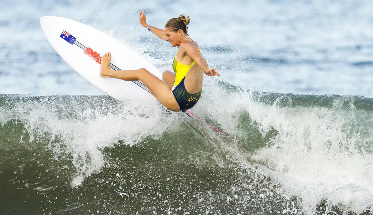 Stephanie Gilmore - Peselancar asal Australia ini ikut meramaikan Olimpiade Tokyo. Sebelumnya dia pernah meraih juara selancar dunia di Bali tahun 2019. (Foto: AP/Francisco Seco)