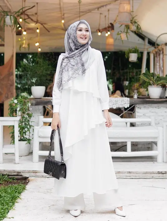 Dengan gamis bewarna putih serta jilbab corak abu yang syari membuat penampilan Dian terlihat simpel namun tetap menawan (Liputan6.com/IG/dianpelangi)