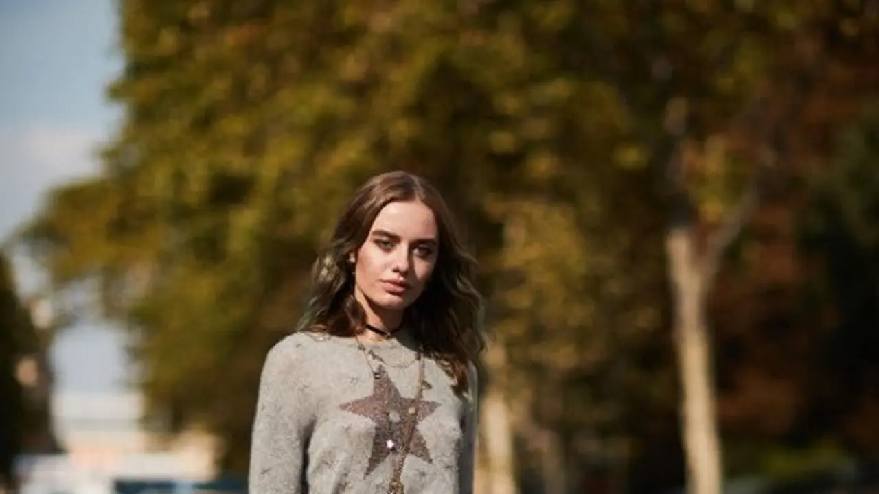 Tren Rok Transparan ala Street Style di Paris Fashion Week