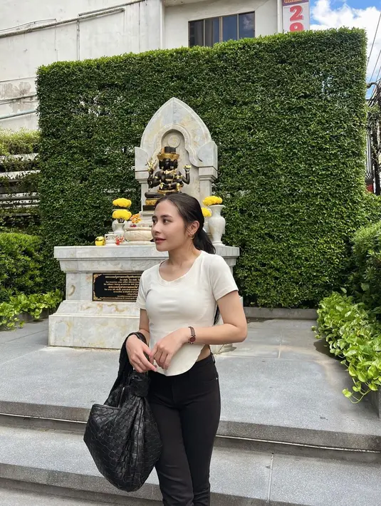 Prilly mengungkapkan jika dirinya akan tetap mau diajak foto oleh penggemar. Bahkan, saat dirinya tengah makan atau memiliki kegiatan lain bersama teman-temannya. (Liputan6.com/IG/@prillylatuconsina96)