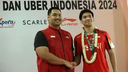 Pebulu tangkis Indonesia, Daniel Martin (kanan) berjabat tangan dengan Menpora Dito Ariotedjo saat penyambutan Tim Thomas Cup dan Uber Cup 2024 di Gedung VVIP Terminal 3 Bandara Soekarno Hatta, Tangerang, Banten, Senin (06/05/2024). (Bola.com/M Iqbal Ichsan)