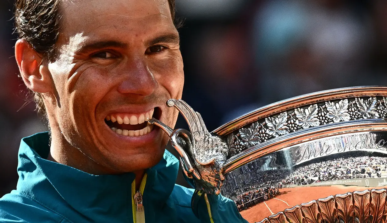 Petenis Spanyol, Rafael Nadal sukses menjadi pemenang di Prancis Terbuka atau Roland Garros 2022 setelah mengalahkan petenis Norwegia, Casper Ruud yang berlangsung di Court Philippe-Chatrier, Stade Roland Garros, Paris pada Minggu (05/06/2022) malam WIB. (AFP/Anne-Christine Poujoulat)