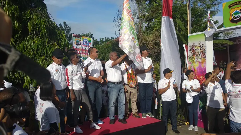 Gubernur Papua Barat Dominggus Mandacan menghadiri cara Millenial Road Safety Festival digelar di Lapangan Borarsi, Manokwari, Papua Barat pada Sabtu (2/2/2019).  (Liputan6.com/Nafiysul Qodar)