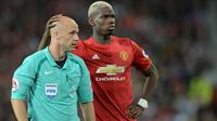 Gelandang anyar Manchester United, Paul Pogba, menyapa wasit Anthony Taylor saat laga Liga Premier Inggris melawan Southampton di Stadion Old Trafford, Manchester, Inggris, Sabtu (20/8/2016). MU menang 2-0 atas Southampton. (AFP/Oli Scarff)