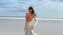 Gaya candid Shania Gracia saat di pantai ini bikin para penggemarnya jatuh hati. Aura kecantikan member yang masuk senbatsu single Flying High kian terpancarkan dengan baju tanpa lengan. Momen Gracia menikmati syahdunya pantai ini tuai atensi para penggemarnya. (Liputan6.com/IG/@jkt48gracia)