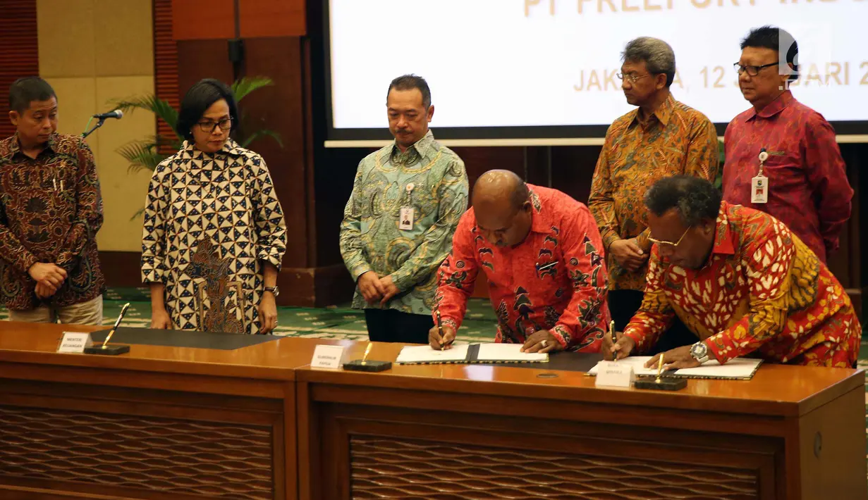 Suasana penandatangan perjanjian Pemerintah Pusat, Pemprov Papua, Pemkab Mimika dan PT Inalium tentang Pengambilan Saham Divestasi PT Freeport Indonesia di Kementrian Keuangan Jakarta, Jumat (12/2). (Liputan6.com/Johan Tallo)