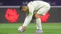 Striker Al Nassr FC, Cristiano Ronaldo meletakkan bola sebelum melakukan eksekusi penalti ke gawang Al Adalah pada laga pekan ke-22 Liga Arab Saudi 2022/2023 di Prince Abdullah Stadium, Rabu (5/4/2023) dini hari WIB. (twitter@AlNassrFC)
