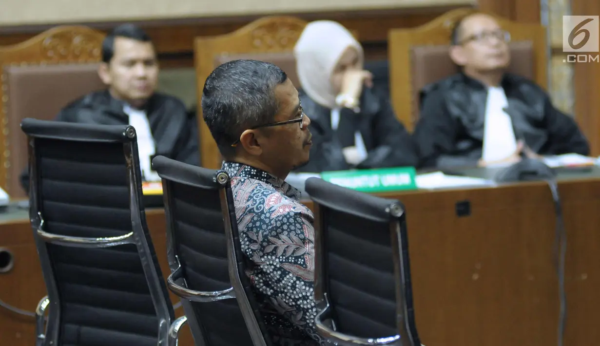 Terdakwa suap pembangunan jalan di Kementerian PUPR, Yudi Widiana Adia saat mengikuti sidang pembacaan putusan di Pengadilan Tipikor, Jakarta, Rabu (21/3). Yudi divonis sembilan tahun penjara dan denda Rp 500 juta. (Liputan6.com/Helmi Fithriansyah)