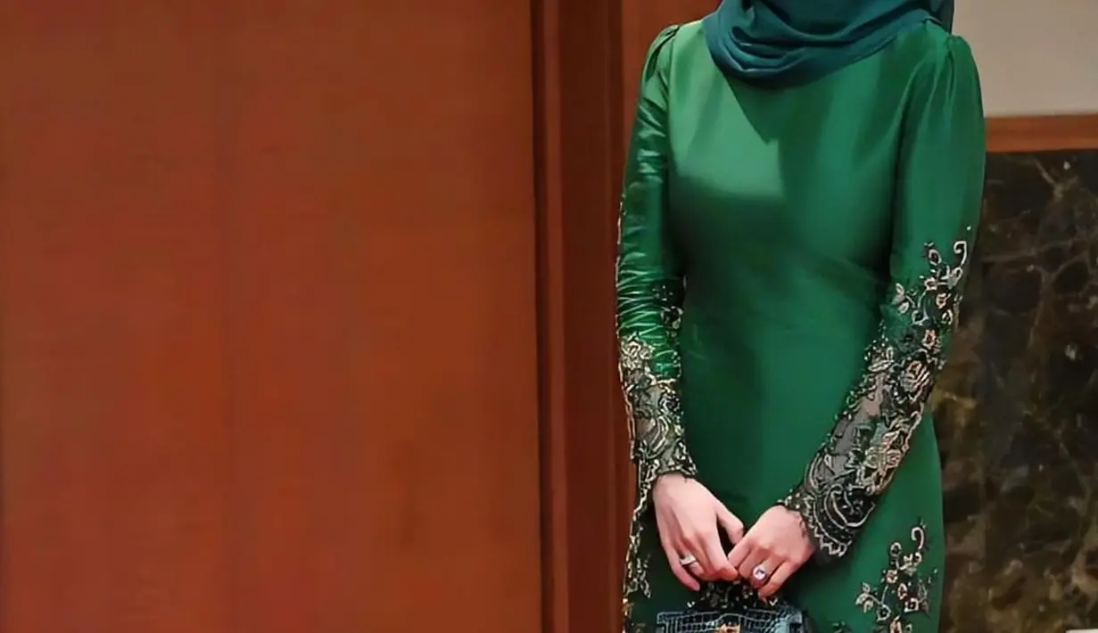 Warna hijau tentu tak luput untuk perayaan Idul Fitri. Kamu bisa pilih baju kurung sepert Anisha Rosnah. Baju kurungnya ini memiliki detail bordir floral dari jahitan benang emas di bagian-bagian ujungnya.  [@anisharsnh/@mateen_anishh/@tehfirdaus]