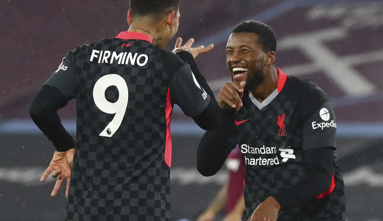 Gelandang Liverpool, Georginio Wijnaldum (kanan) berselebrasi setelah mencetak gol ke gawang West Ham United pada lanjutan pekan ke-21 Liga Inggris 2020/2021 di London Stadium, Minggu (31/1/2021) malam WIB. West Ham dipaksa bertekuk lutut oleh Liverpool dengan skor 1-3. (Clive Rose/Pool via AP)