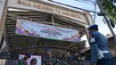 Personel militer berjaga di gerbang sebuah sekolah setelah ledakan di Jakarta, Indonesia, Minggu, 9 November 2025. Hingga Minggu (9/11/2025), SMAN 72 Jakarta di Kelapa Gading, Jakarta Utara, masih dijaga ketat Polisi Militer TNI Angkatan Laut (POMAL). (AP Photo/Achmad Ibrahim)