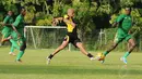 Pemain anyar Sriwijaya FC asal Uruguay, Christian Vaquero Abad (kedua dari kanan) berusaha mengecoh pemain Mali FC saat laga uji coba di Lapangan Soetasoma Halim Perdanakusuma, Jakarta (8/1/2015). Sriwijaya FC unggul 6-2 atas Mali FC. (Liputan6.com/Helmi 