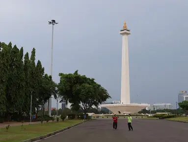 Dua warga beraktivias di kawasan Monumen Nasional (Monas), Jakarta, Sabtu (19/5). Kawasan wisata yang menjadi simbol ibukota tersebut menjadi salah satu lokasi warga untuk “ngabuburit” atau menunggu waktu berbuka puasa. (Liputan6.com/Immanuel Antonius)