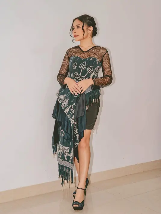 <p>Gaun dengan kain tenun memang bisa membuat penampilan menjadi stand out. (sumber: Instagram @prillylatuconsina96)</p>
