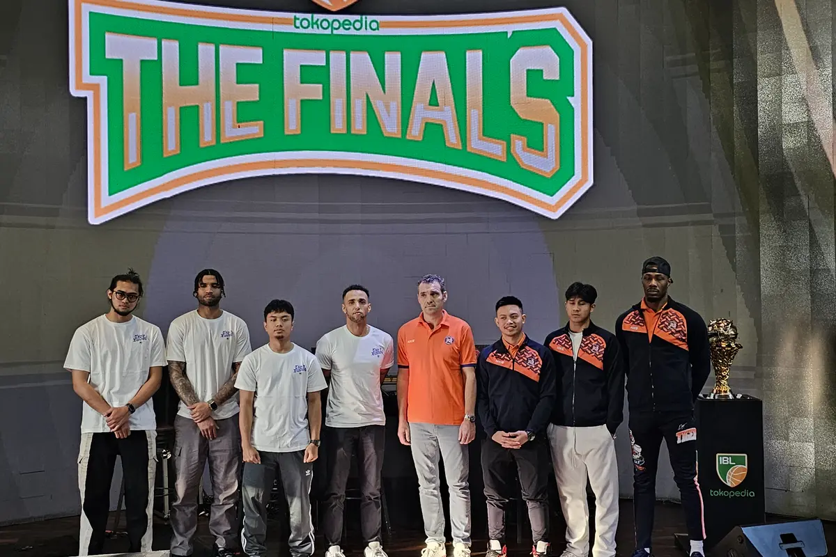 Pemain Pelita Jaya dan Prawira Bandung bersiap hadapi IBL Finals 2023