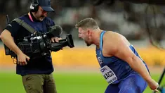 Joe Kovacs dari Amerika Serikat berteriak di depan sebuah kamera televisi saat Men's Shot Put final selama Kejuaraan Atletik Dunia di London, Inggris (6/8). (AP Photo / Tim Ireland)