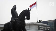 Patung Presiden ke-1 RI Soekarno terpajang di Gedung Kementerian Pertahanan, Jakarta, Minggu (6/6/2021). Menteri Pertahanan Prabowo Subianto mengungkapkan, patung Soekarno yang menunggangi kuda tersebut dilatarbelakangi peristiwa 5 Oktober 1946. (Liputan6.com/Faizal Fanani)