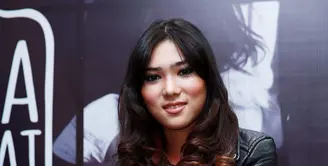 Belum lama ini kita mendengar nama Isyana Sarasvati diblantika musik tanah air, kurang lebihnya baru satu tahun Isyana mengexplore musik di Indonesia. (Deki Prayoga/Bintang.com)