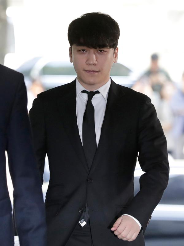 Mantan anggota boyband BIGBANG, Seungri tiba untuk menghadiri persidangan di Pengadilan Distrik Pusat Seoul, Selasa (14/5/2019). Sidang pemeriksaan itu untuk memutuskan perlu tidaknya surat penahanan terhadap Seungri terkait kasus penggelapan dan prostitusi (mucikari). (AP/Lee Jin-man)