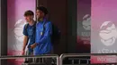 <p>Pemain Timnas Inggris U-17, Josh Acheampong (kanan) berbincang dengan rekannya, Tyler Dibling saat tiba di Terminal 3 Bandara Soekarno Hatta, Tangerang, Banten menjelang Piala Dunia U-17 2023 pada Jumat (03/11/2023). (Bola.com/Bagaskara Lazuardi)</p>
