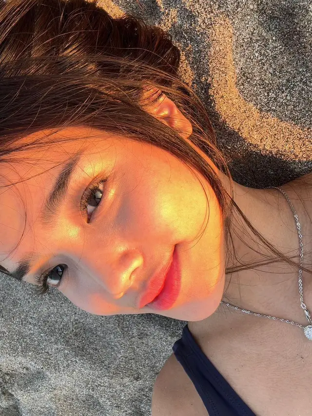 6 Tampilan Stunning Fuji An Pose di Pantai saat Sunset, Buktikan Keindahan Suasana Jelang Magrib