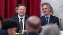 Elon Musk, CEO X perusahaan yang sebelumnya dikenal sebagai Twitter (kiri) dan Alex Karp, CEO perusahaan perangkat lunak Palantir Technologies duduk saat Pemimpin Mayoritas Senat Chuck Schumer mengadakan pertemuan tertutup dengan para pemimpin CEO teknologi untuk membahas prioritas dan risiko seputar artificial intelligence (AI) atau kecerdasan buatan dan bagaimana hal itu harus diatur di Capitol, Washington, Amerika Serikat, Rabu (13/9/2023). (AP Photo/J. Scott Applewhite)