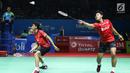 Ganda putra Indonesia, Ricky Karandasuwardi/Angga Pratama mengembalikan kok ke arah He Jiting/Tan Qiang (China) pada 32 besar Indonesia Open 2018 di Istora GBK, Jakarta, Rabu (4/7). Ricky/Angga unggul 16-21, 21-17, 26-24. (Liputan6.com/Helmi Fithriansyah)