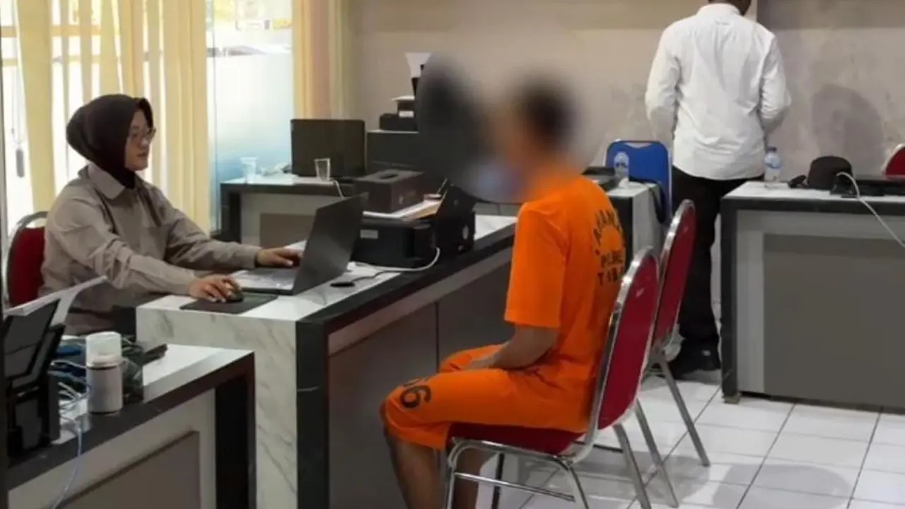 Pelaku ketika dibawa ke Mapolres Tuban guna proses penyidikan lebih lanjut.