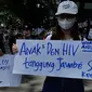 Peserta aksi Hari AIDS Sedunia di depan Balai Kota Malang membawa poster tuntutan kepada pemerintah agar memperhatikan anak dengan HIV/AIDS (Liputan6.com/Zainul Arifin)