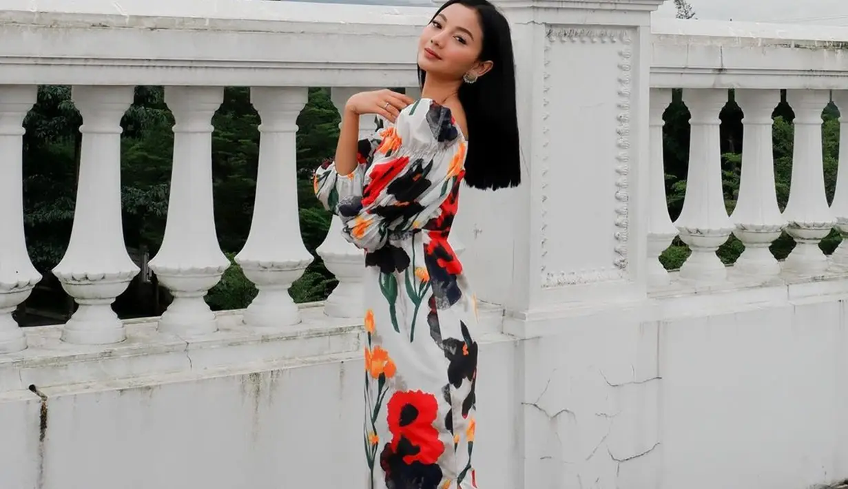 Glenca Chysara selalu cocok dengan outfit apapun, termasuk dengan gaun. Meski simpel, dirinya tetap terlihat elegan dan memesona. Seperti saat memakai gaun bermotif bunga ini. (Liputan6.com/IG/@glencachysaraofficial)