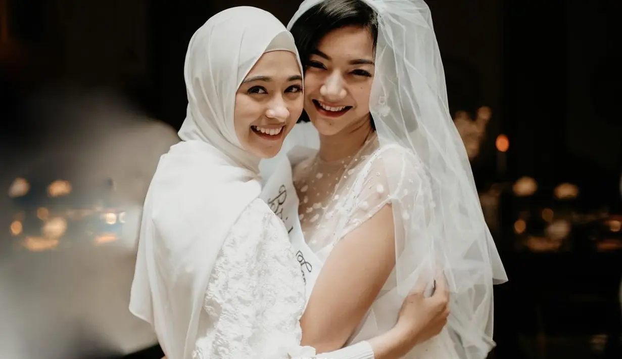 Potret kebersamaan Poppy Bunga dan Glenca Chysara sebelum keponakan tersayangnya melepas status lajang, sehati dalam outfit serba-putih. [@poppybungariphat]
