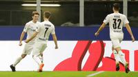 Para pemain Borussia Moenchangladbach merayakan gol yang dicetak oleh Jonas Hofmann ke gawang Inter Milan pada laga Liga Champions di Stadion Giuseppe Meazza, Kamis (22/10/2020). Kedua tim bermain imbang 2-2. (AP/Luca Bruno)