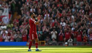 Penyerang Liverpool, Mohamed Salah, memberikan tepuk tangan kepada para suporter saat meninggalkan lapangan dalam kondisi cedera pada pertandingan Premier League Inggris antara Liverpool melawan Crystal Palace di Stadion Anfield, Liverpool, Inggris barat laut, pada 25 April 2026. (Paul ELLIS / AFP)