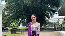 Tampil perdana sebagai ibu pejabat, Beby Tsabina tampil cantik dengan kebaya kutubaru floral lilac. Dipadukan dengan batik berwarna gelap sebagai bawahan, serta angkin dan selendang bahu ungu [@bebytsabina]