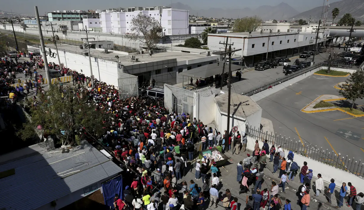 Anggota keluarga berkumpul di luar penjara Topo Chico, di Monterrey, Meksiko, Kamis (11/2). 52 orang tewas dan 12 lainnya terluka dalam kerusuhan di penjara yang terjadi menjelang fajar itu (REUTERS/Daniel Becerril)