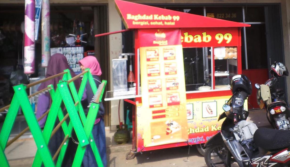 Suasana sekitar lokasi penangkapan terduga teroris di kawasan Jatiasih, Kota Bekasi, pada Minggu (11/8/2014) terlihat sepi. (Liputan6.com/Faizal Fanani)