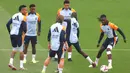 Madrid dan Barcelona saat ini terpaut tiga poin di klasemen. Madrid berada di posisi kedua dengan rincian menang tujuh kali, imbang tiga kali, belum terkalahkan, mencetak 21 gol, dan kebobolan tujuh. (AFP/Pierre-Philippe Marcou)