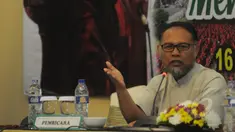Bambang Widjojanto saat menjadi pembicara seminar nasional yang digagas oleh Konfederasi Serikat Pekerja Indonesia (KSPI), Jakarta, Senin (16/2/2015). (Liputan6.com/Herman Zakharia)