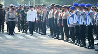 Gubernur Jawa Barat Ridwan Kamil bersama Kapolda Jabar Irjen Pol Suntana, dan Pangdam III/Siliwangi Mayor Jenderal TNI Kunto Arief Wibowo saat melaksanakan Apel Gelar Pasukan Operasi Ketupat Lodaya 2022 di Kota Bandung, Jumat (22/4/2022). (Foto: Rizal FS/Biro Adpim Jabar)