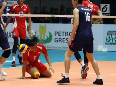 Pemain Timnas voli putra Indonesia, Dio Zulfikri (tengah) gagal menahan bola saat melawan Korea Selatan pada babak 8 besar Grup E Kejuaraan Voli Asia 2017 di GOR Tri Dharma, Gresik, Kamis (27/7). Indonesia kalah 3-1. (Liputan6.com/Helmi Fithriansyah)