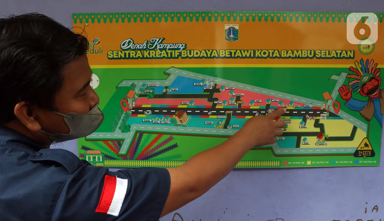Warga melihat denah Kampung Sentra Kreatif, RW 006 Kota Bambu Selatan, Jakarta, Rabu (3/11/2021). Pengembangan kawasan ini juga untuk memberdayakan potensi perekonomian masyarakat, baik kuliner, jasa, dan tanaman obat. (Liputan6.com/Herman Zakharia)