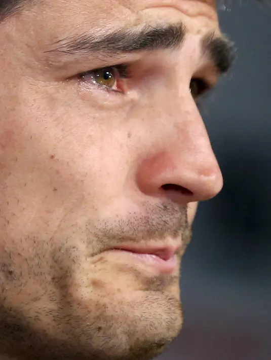 Air mata Iker Casillas tampak berlinang saat memberikan keterangan pers di Stadion Santiago Bernabeu, Madrid, Spanyol, Minggu (12/7/2015). Setelah 25 tahun, Casillas akhirnya resmi meninggalkan Real Madrid menuju Porto FC. (REUTERS/Andrea Comas)