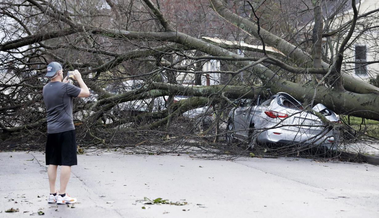 Seorang warga memotret kerusakan setelah dihantam tornado di Nashville, Tennessee, Selasa (3/3/2020). Setidaknya delapan orang tewas ketika dua tornado mendarat di wilayah Tennessee tengah, dan merusak sekitar 40 bangunan di seluruh wilayah Nashville. (AP Photo/Mark Humphrey)